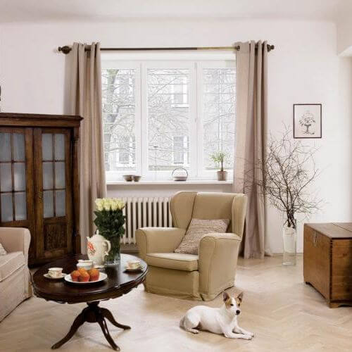 Salon w beżach i brązach,. Przedwojenna willa z pamiątkami
