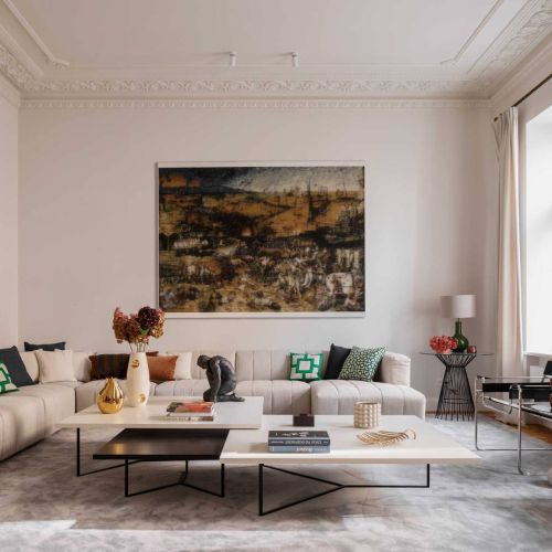 Nowoczesny salon w stylowej kamienicy