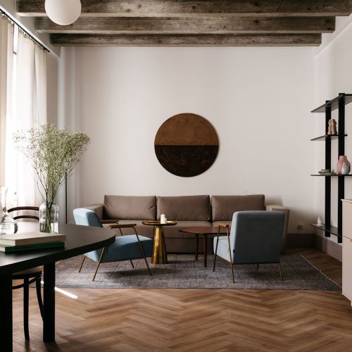 Meble vintage w salonie w kamienicy