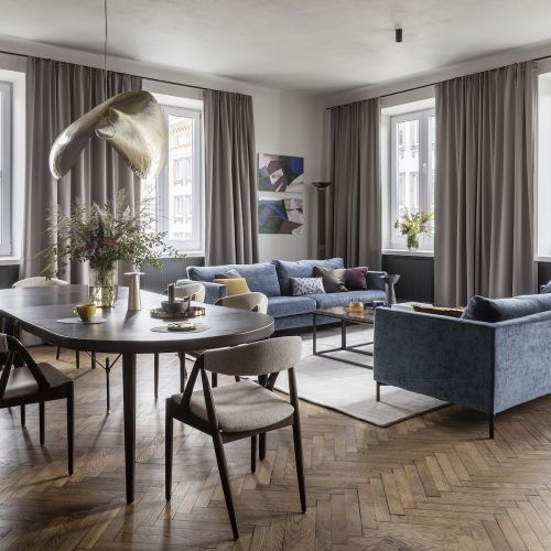 Eklektyczny wystrój salonu w kamienicy