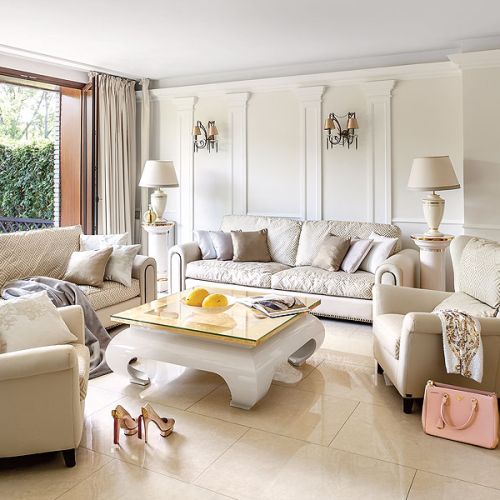 Salon w odcieniach śmietankowym i ciepłego brązu. Właścicielka nie chciała w tym wnętrzu ani trochę szarości.