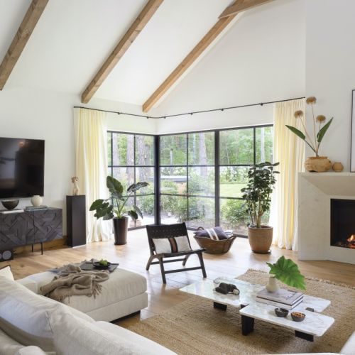 salon z kominkiem w stylu farmhouse