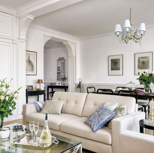 Salon w stylu Hampton. Nadmorski luksus w stylu Hampton