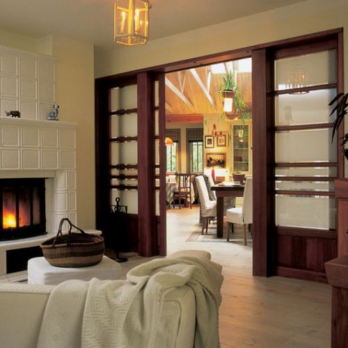 Salon z kominkiem utrzymany jest w tonacji naturalnej bieli.