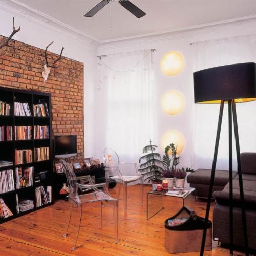 Salon został urządzony nowocześnie. W poznańskiej kamienicy