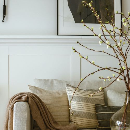 salon w stylu naturalnym w mieszkaniu w bloku