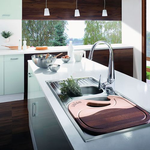 Salsa New jest z gładkiej stali, ma ociekacz, pasuje do niej deska do krojenia. Projekt: Marcin Jędrzak, cena 509 zł. DEANTE
