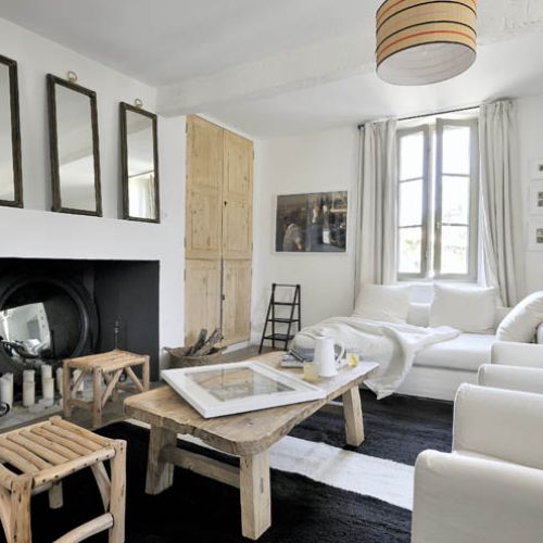 Sara dodała typowo francuskie kolory: beże, szarości. Ale bez kobiecych prowansalskich akcentów. W salonie porozkładała