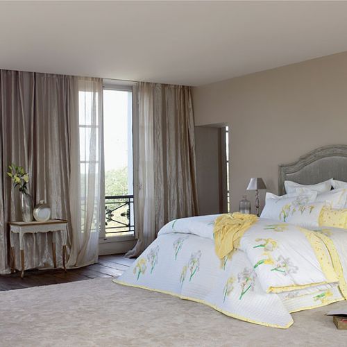 Satynowa, ręcznie zdobiona. Poduszka (50 x 75 cm lub 65 x 65 cm) kosztuje 210 zł, poszwa (200 x