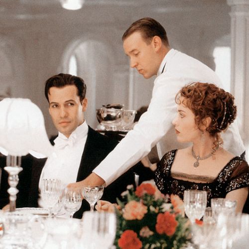 Scena z filmu Titanic. Porcelana jak ze stołu Titanica