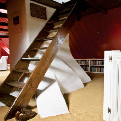 Schody i kominek. Poddasze zamku w Staniszowie