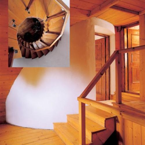 Schody prowadzą na szczyt wieży, która przypomina tę z nidzickiego zamku. Kantor spędzał tam wakacje i chciał mieć taką