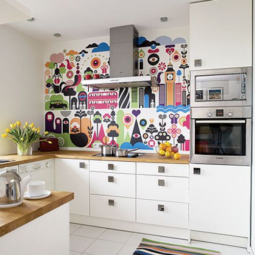 Ściana nad blatem ozdobiona jest tapetą wykonaną z plakatu Fernanda Volken Togniego.