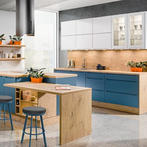 Aby kuchnia wyglądała zjawiskowo warto sięgnąć po sprawdzone sposoby dekoracji ściany nad blatem.