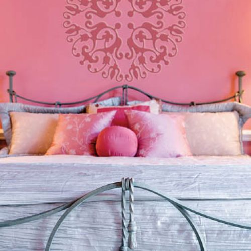 Ściana pomalowana farbą Coral Essence 2007-40. Cena za litr - ok. 49 zł. BENJAMIN MOORE