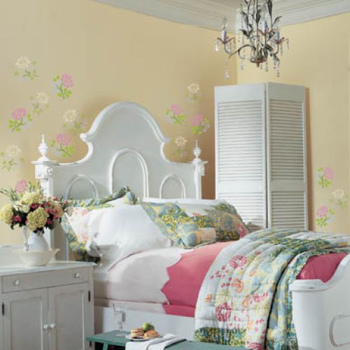 Ściana przyozdobiona kwiatami. Malowana łączka