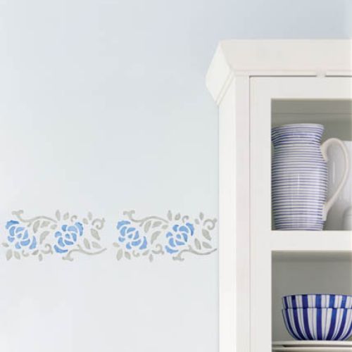 Ściana udekorowana niebieskimi różami.