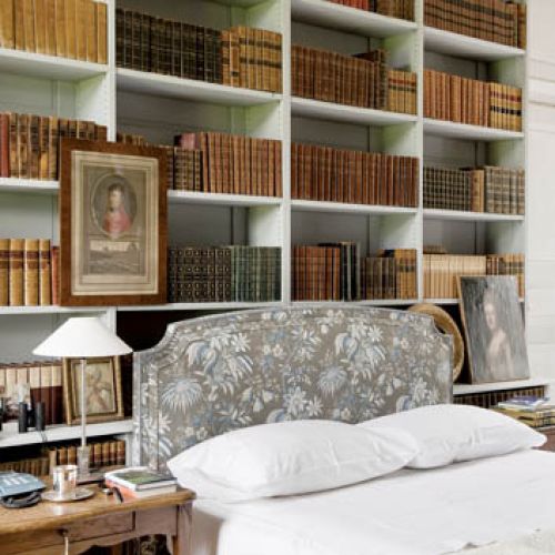 Ścianę za wezgłowiem łózka zajęła imponująca biblioteka. Na półkach - jak a antykwariusza przystało - same wiekowe woluminy.