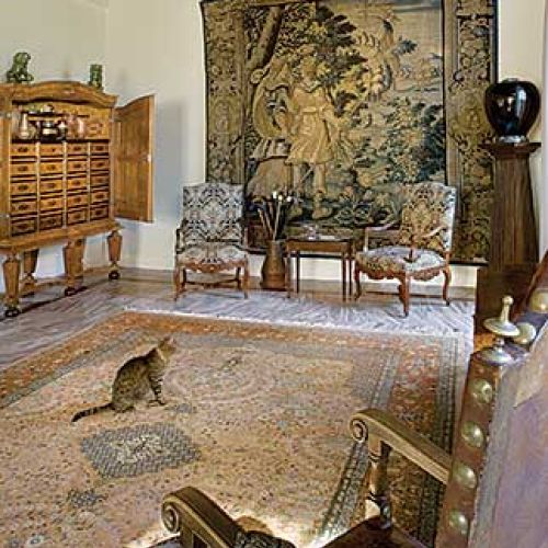 Ściane zdobi piękny gobelin. Rezydencja strojna w antyki