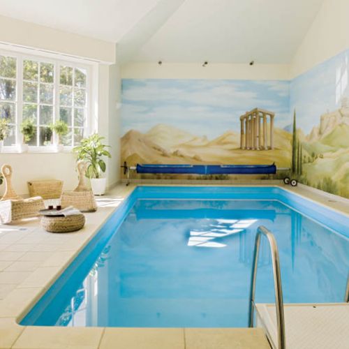 Ściany basenu zdobią freski. Podmiejski dom zmienia życie