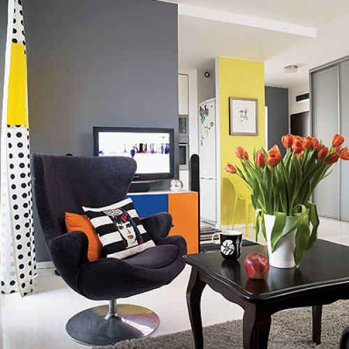 Ściany pomalowane są na żółto, biało i szaro.