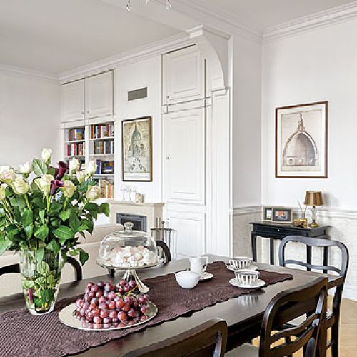 Ściany pomalowano na chłodny lawendowy błękit.