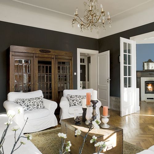 Ściany w kolorze zdecydowanej szarości, a na niej grafika Agnieszki Grochowskiej.