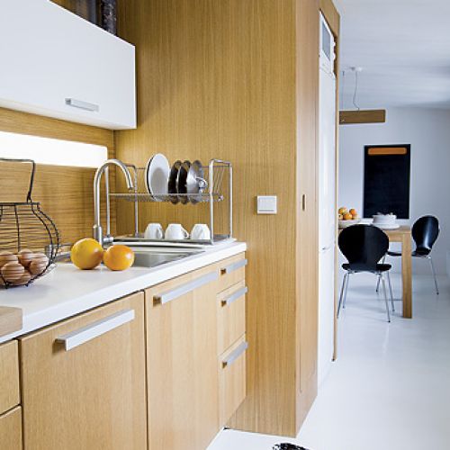 Ściany w kuchni Piotrek obłożył debową sklejką. Sam zrobił w nich oświetlenie.