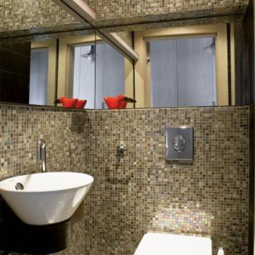 Ściany wyłożono mozaiką. Loft z koronkami