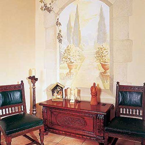 Ściany zdobi malarstwo iluzoryczne. Pejzaż wymyślony przy sztalugach