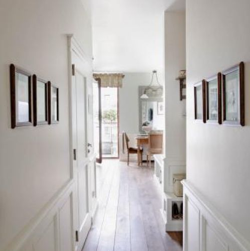 Ściany zdobią drewniane ramki. Róże i falbanki