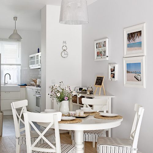 Ściany zdobią fotografie z rodzinnych wypadów na wyspę Ios czy do Amsterdamu.