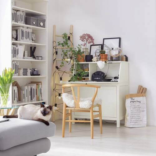 sekretarzyk w roli biurka