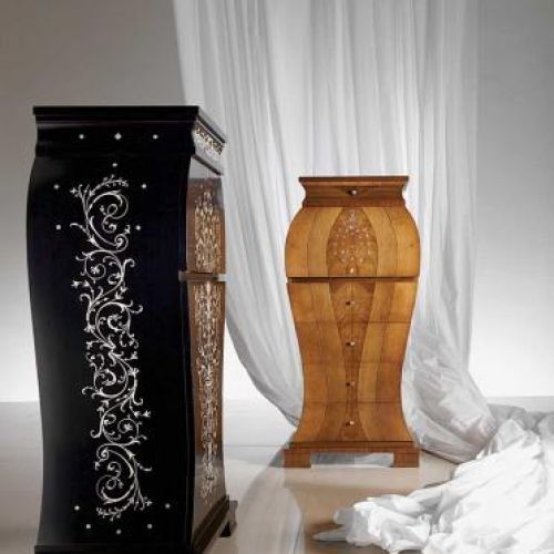 Sekretery Komodo z drewna hebanowego inkrustowane macicą perłową. Cena - 13 200 zł. PATT MEBEL