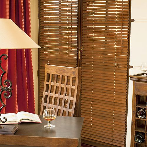 Serce lampy DE FERR to odlew ręcznie pokryty patyną, podstawa z jesionu. Cena 790 zł.