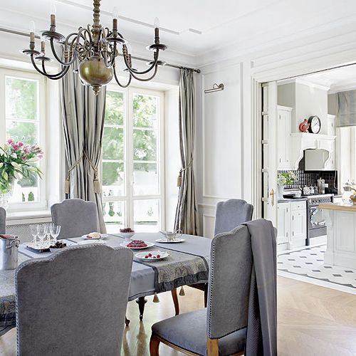 Sercem jadalni jest angielski stół z czeczotki.