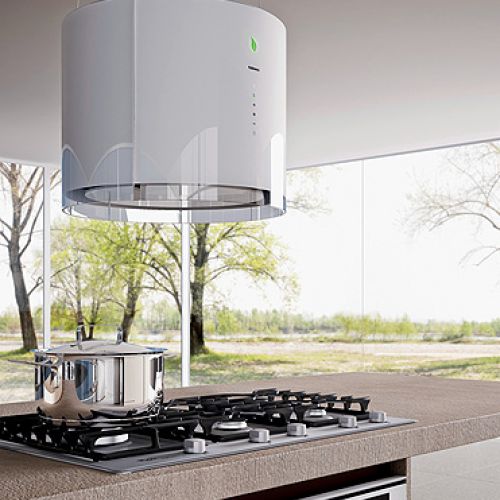 Nowoczesny okap kuchenny w nowocześnie urządzonej kuchni.