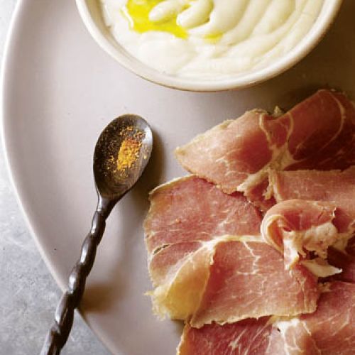 Serrano to katalońska krewna prosciutto di Parma.