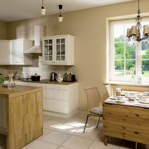 Serwis French Garden Family firmy Villeroy Boch podróżuje z rodziną od lat. Żyrandole kupili w AlmiDecor.