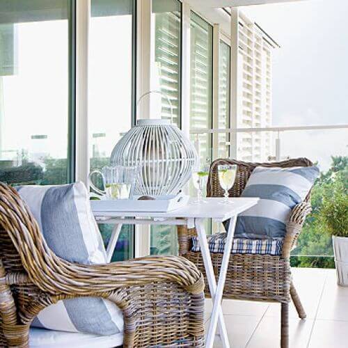 Shuttersy w oknach osłaniają przed wiatrem i słońcem.