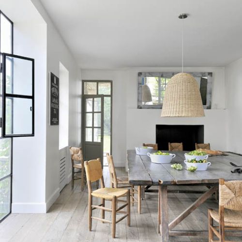 Siermiężne dębowe ławy, solidne stoły i wyplatane krzesła.