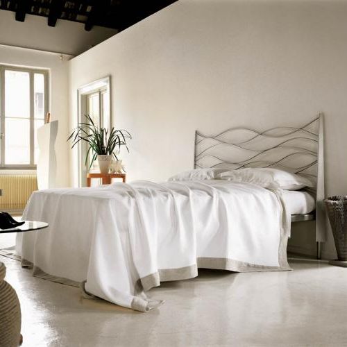 Sinus może mieć ramę lakierowaną na biało, czarno lub srebrno. CATTELAN ITALIA