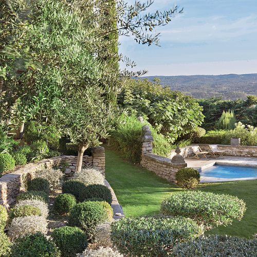 Sjesta z widokiem na wzgórza Prowansji. W ogrodzie basen.