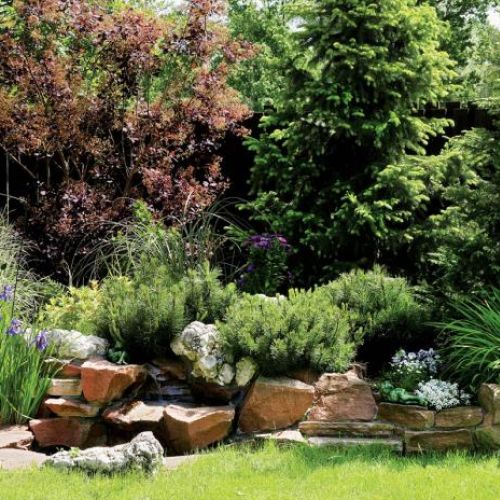 Skalniak z czerwonego piaskowca. Ogród zadumany