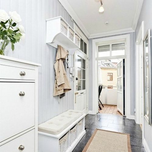 Skandynawski styl to minimalizm - w sam raz do niewielkiego przedpokoju. Fot.: Seart