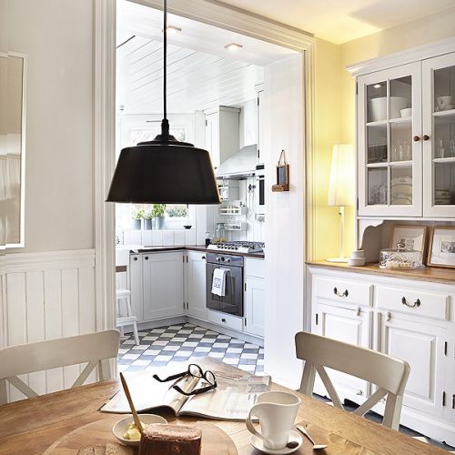 Skandynawski styl to nie tylko biel i pastele ale także naturalne drewno i proste meble. Pokazujemy, jak urządzić dom