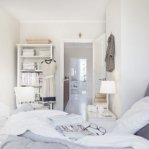 Skandynawski styl to nie tylko biel i pastele ale także naturalne drewno i proste meble. Pokazujemy, jak urządzić dom