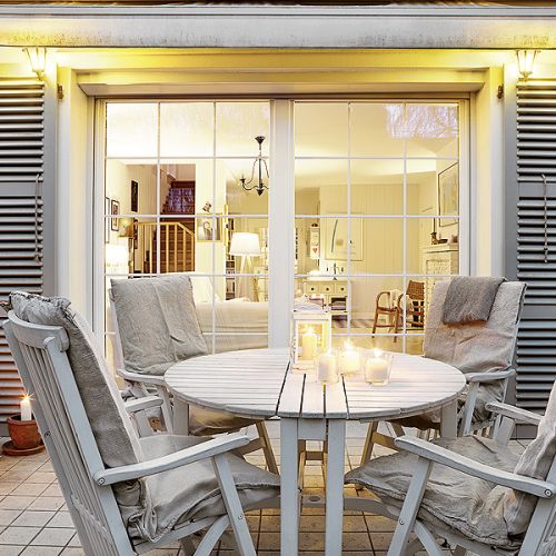 Skandynawski styl to nie tylko biel i pastele ale także naturalne drewno i proste meble. Pokazujemy, jak urządzić dom