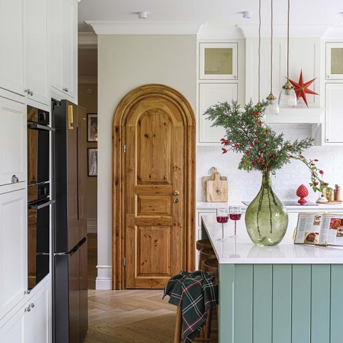 półokrągłe drzwi drewniane w białej kuchni