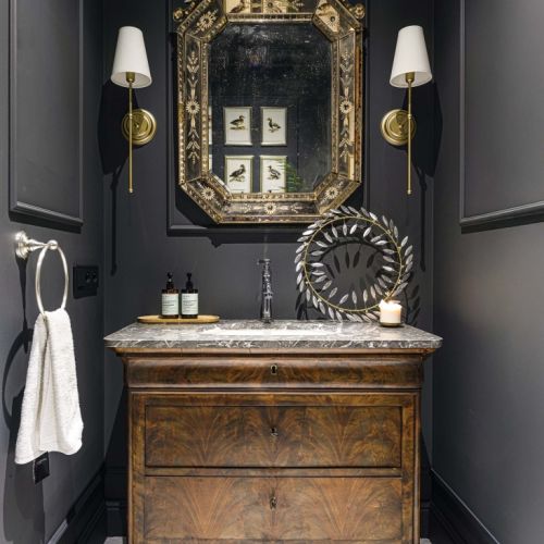 mała ciemna łazienka